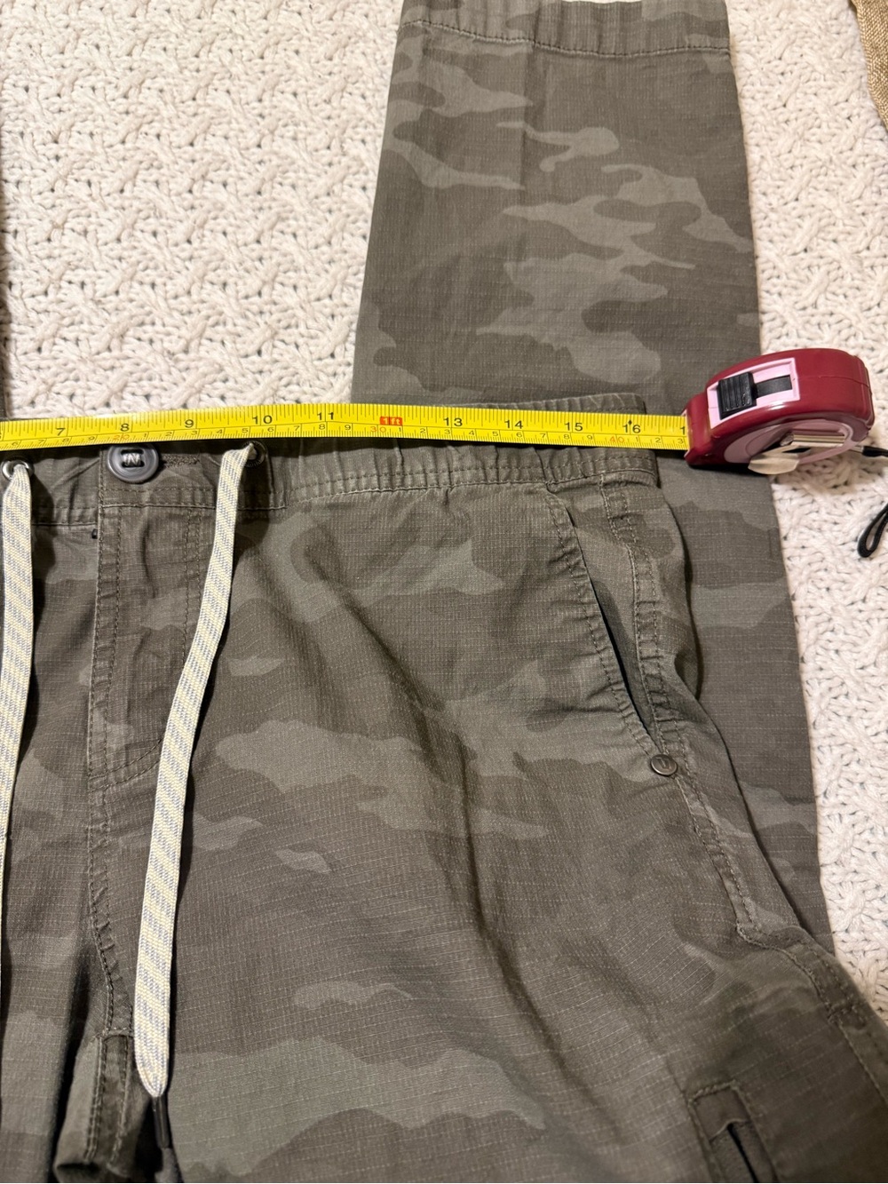 Vuori women’s medium Olive Gray Camo Cargo Pants - Picture 11 of 11